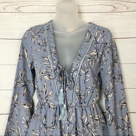 Boutique The Hanger Blue Floral V-Neck Bell Sleeve Romper S - Picture 2 of 12